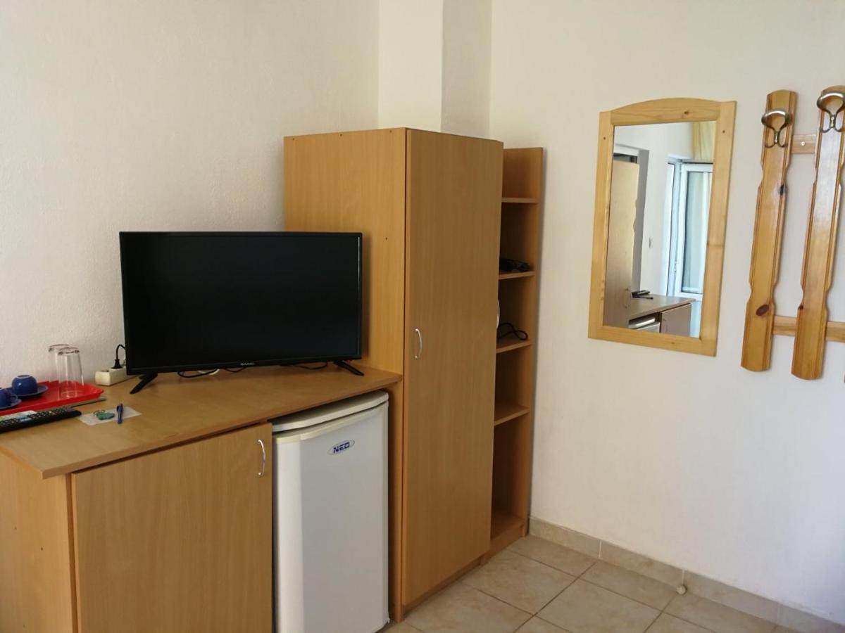 Hris Hotel Chernomorets Exterior photo